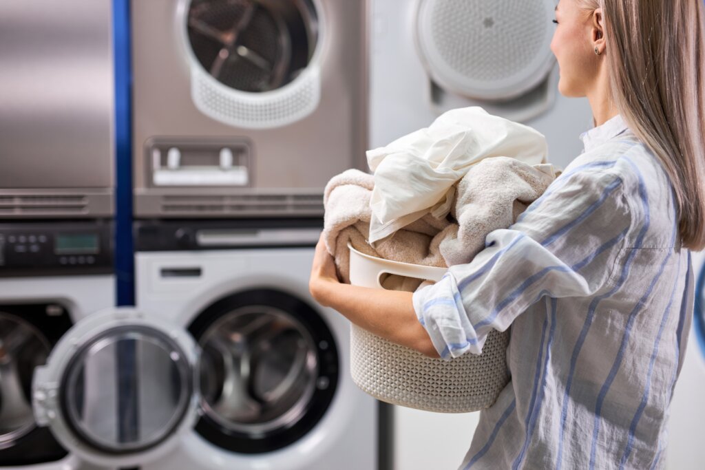 洗濯をしようとしている女性